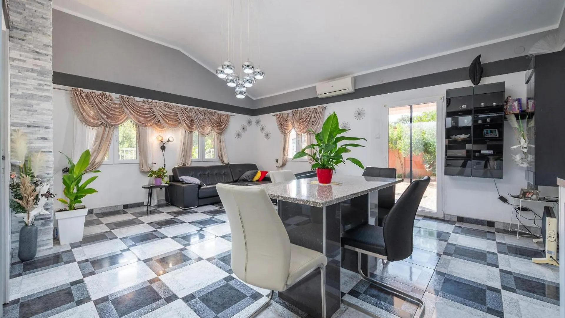3 Bedroom Beautiful Apartment In Pula Croatia