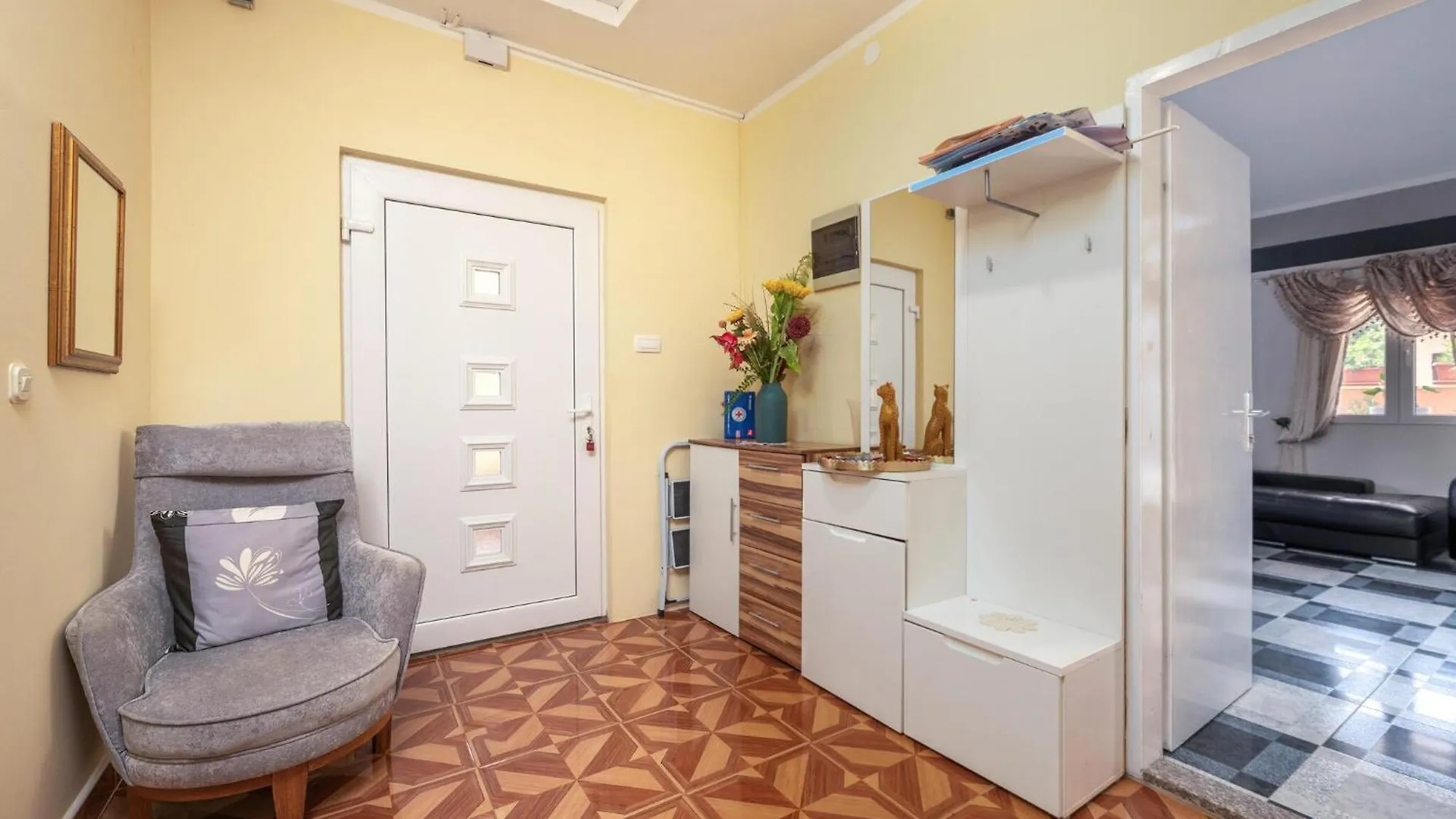 Holiday home 3 Bedroom Beautiful Apartment In Pula Croatia