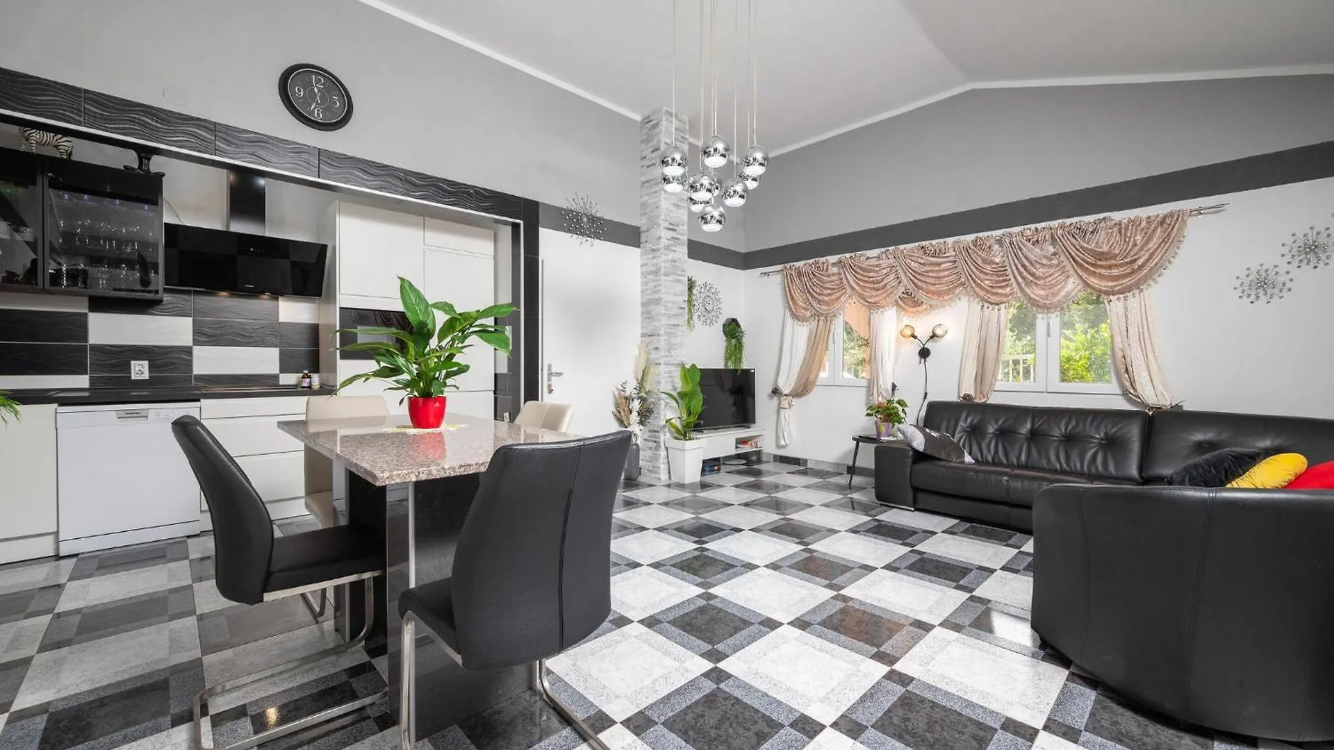 3 Bedroom Beautiful Apartment In Pula