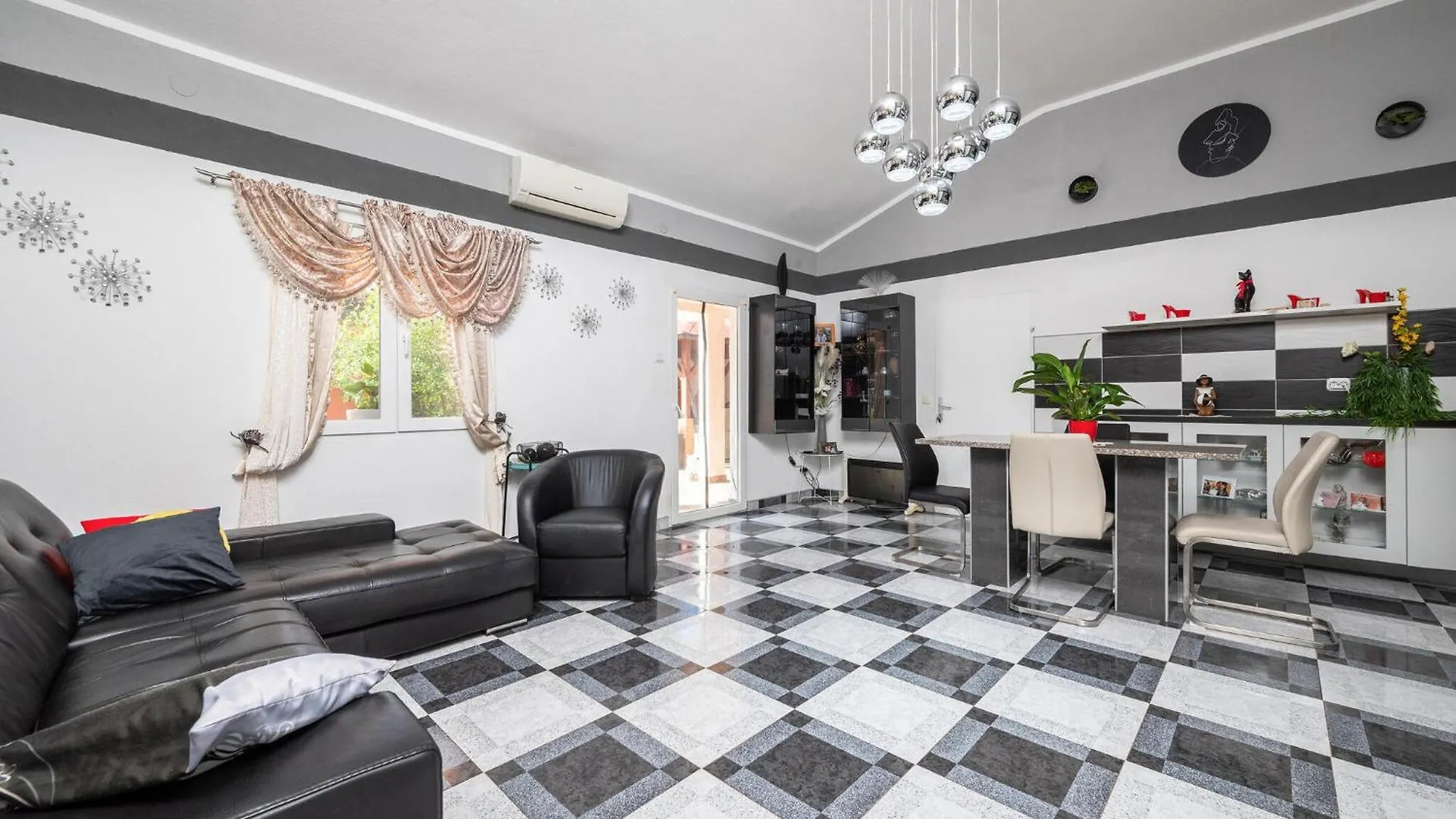 3 Bedroom Beautiful Apartment In Pula