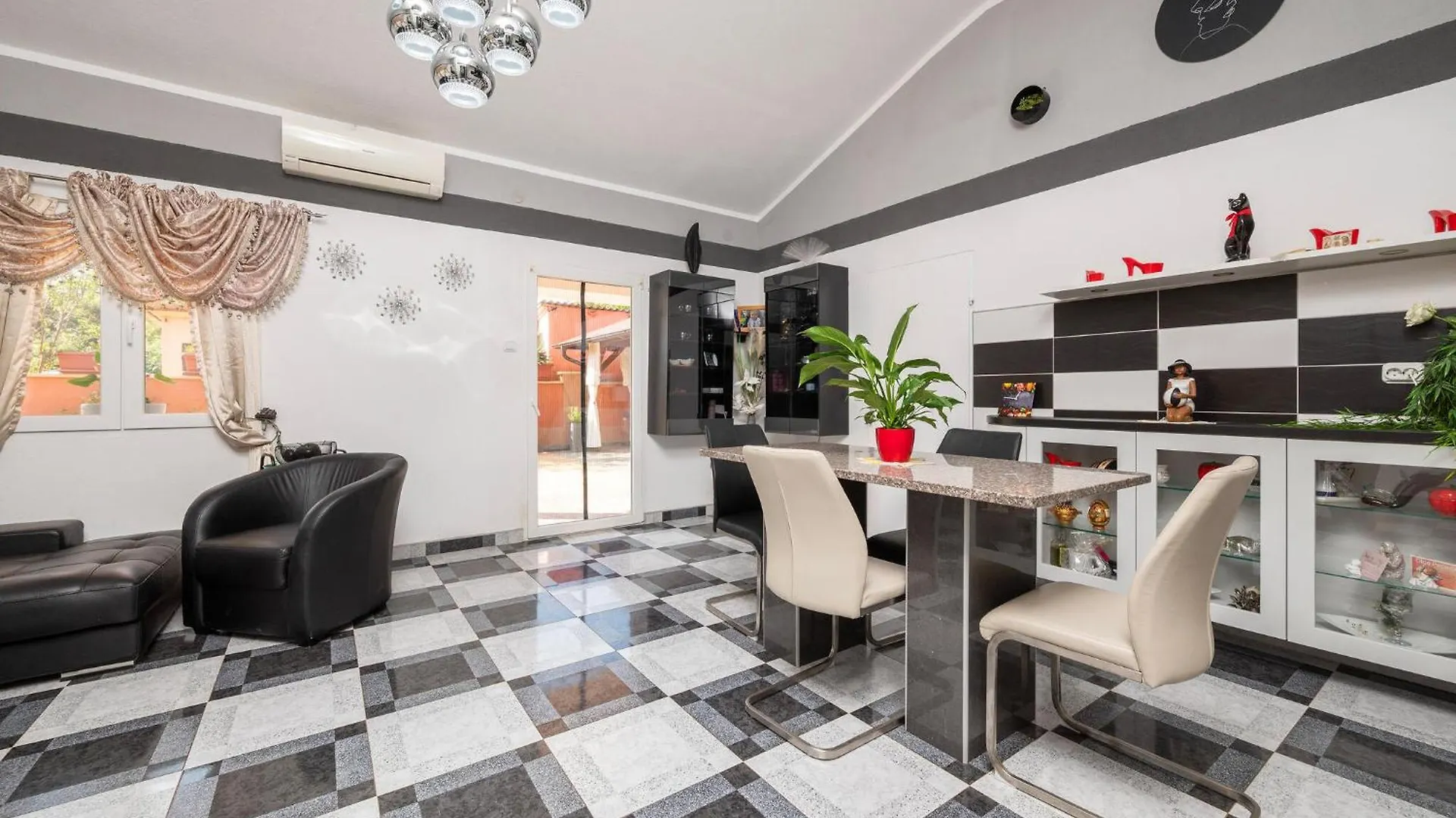 3 Bedroom Beautiful Apartment In Pula Holiday home