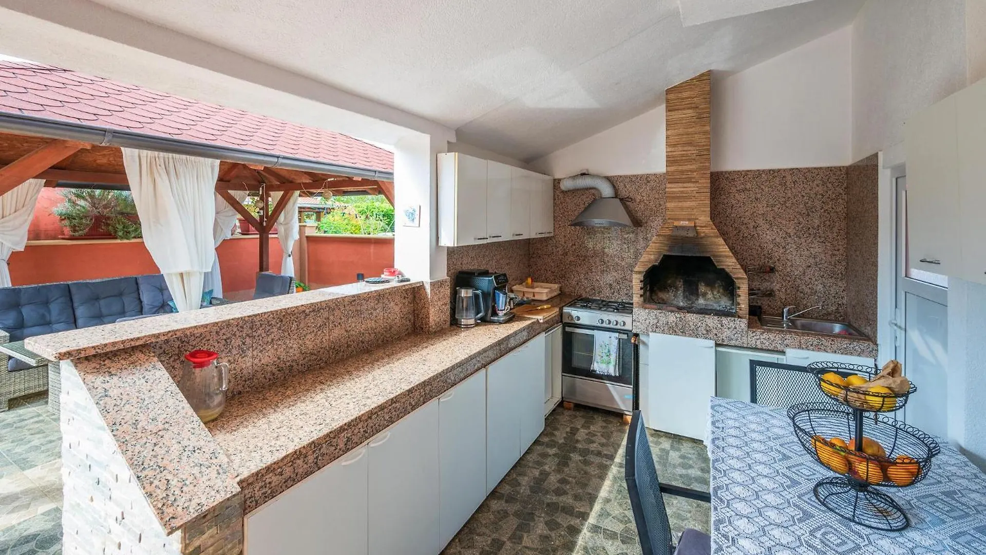 3 Bedroom Beautiful Apartment In Pula